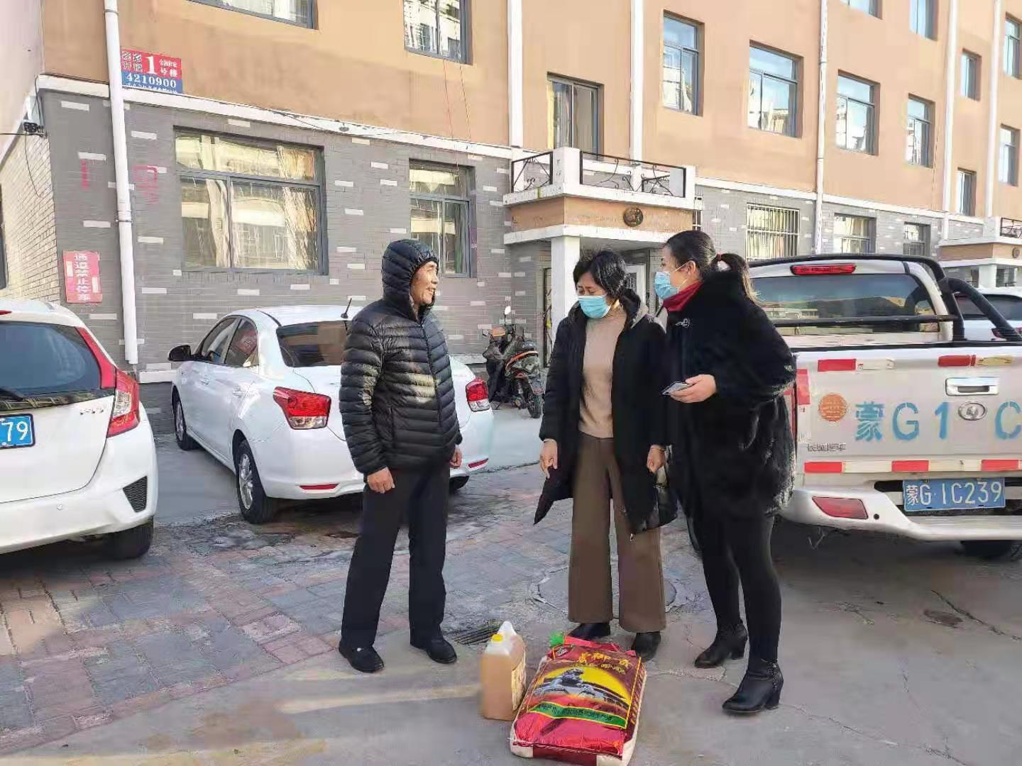 慰问包联小区贫困户.JPG