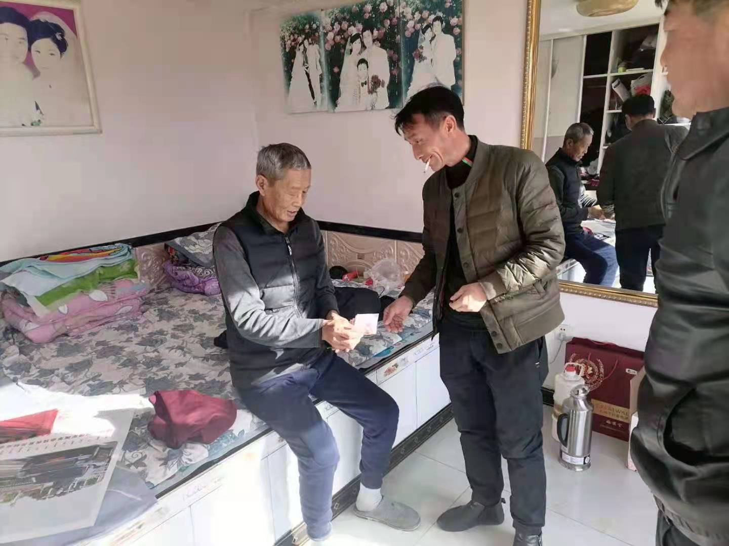 慰问党员.jpg