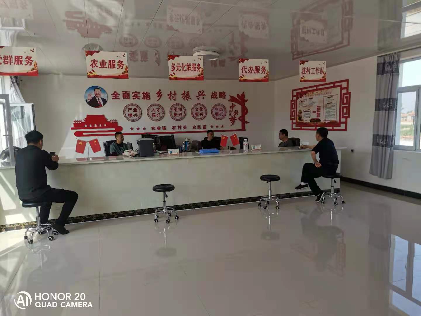 东明镇党委书记王丰余在英图村党群服务中心检查工作.jpg