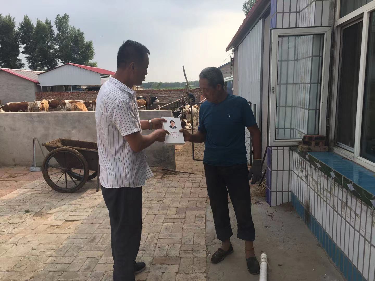 给老党员送学习资料.jpg