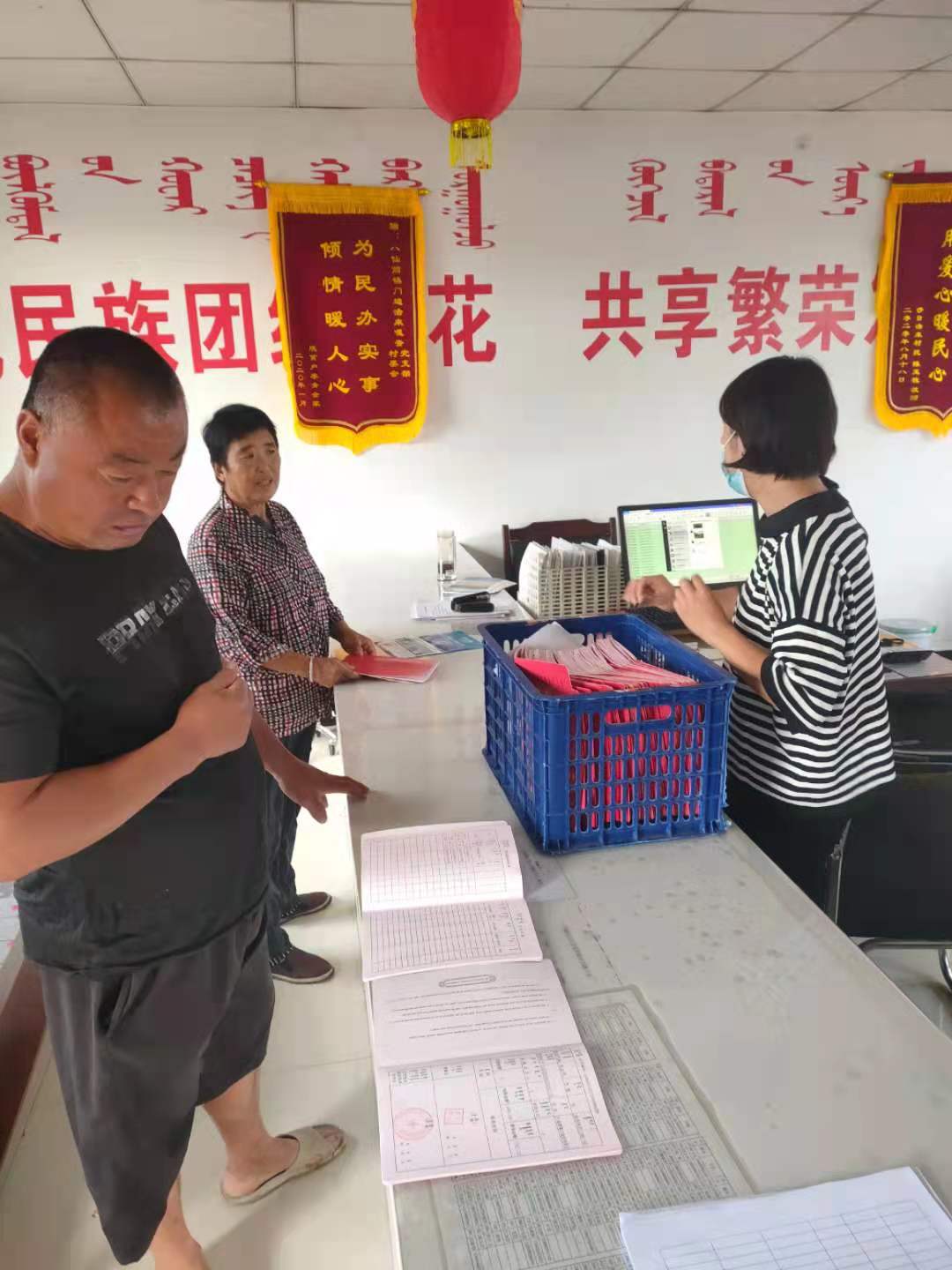 发放股权证.jpg